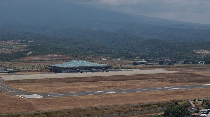 Landasan pacu Bandara Dhoho dengan panjang 3.300 meter bisa menampung pesawat berbadan besar yang biasa melayani penerbangan internasional.