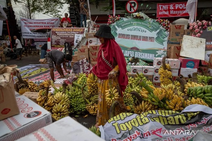 Ribuan massa dari berbagai aliansi dan kelompok masyarakat berjubel sejak pukul 08.20 WIB. Mereka datang dengan satu tujuan, mendesak Bupati Pati, Sudewo, turun dari jabatannya.