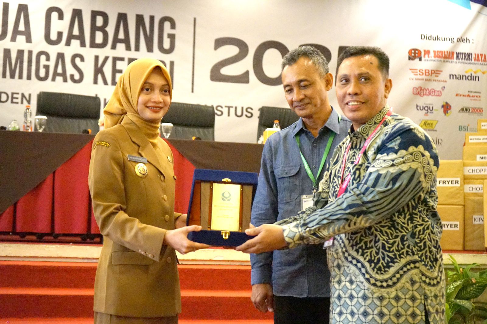 Wali Kota Vinanda Prameswati menerima cendera mata dalam pembukaan Rakercab DPC Hiswana Migas di Ballroom Hotel Lotus kemarin (12/8).