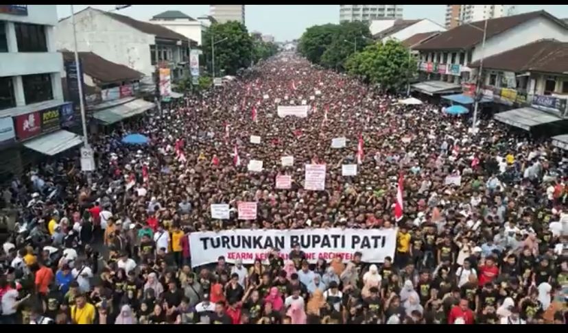 Ribuan warga demo turunkan Bupati Pati.