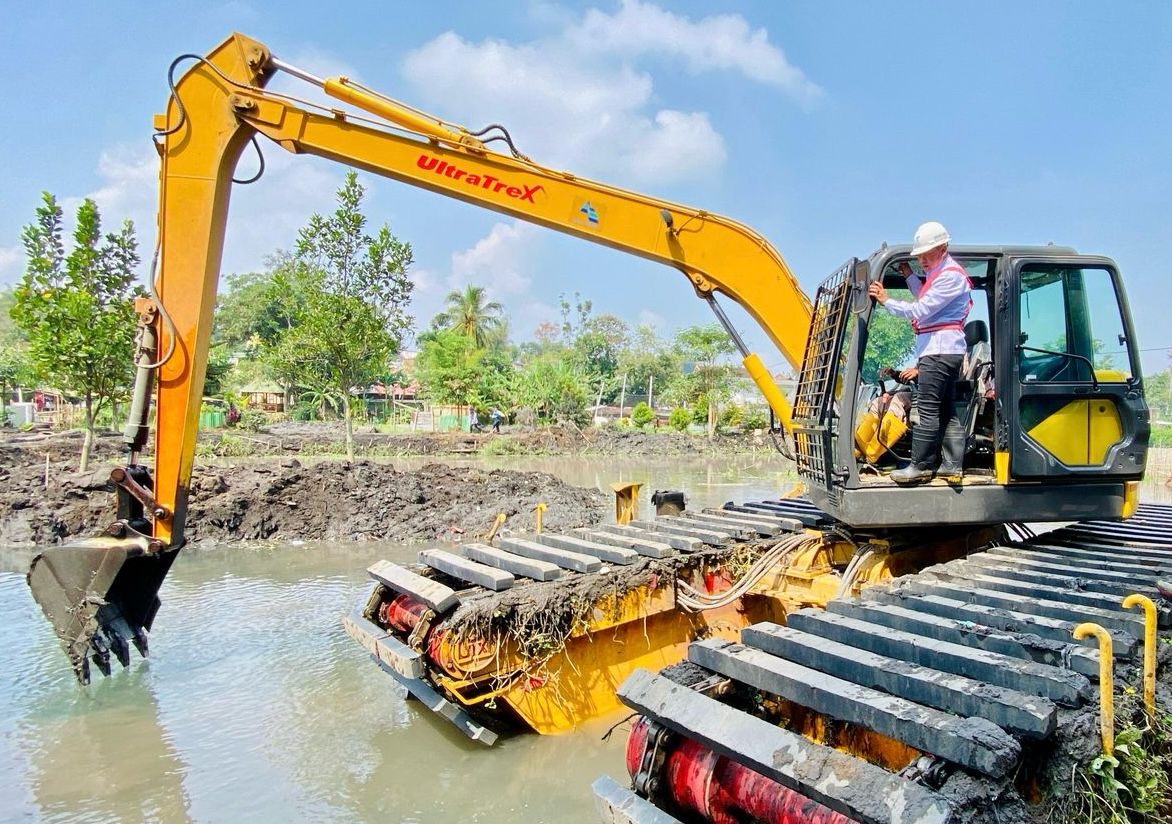 Perumda Tugu Tirta Kota Malang mengeruk Sungai Wendit yang tidak tersentuh selama 12 tahun.