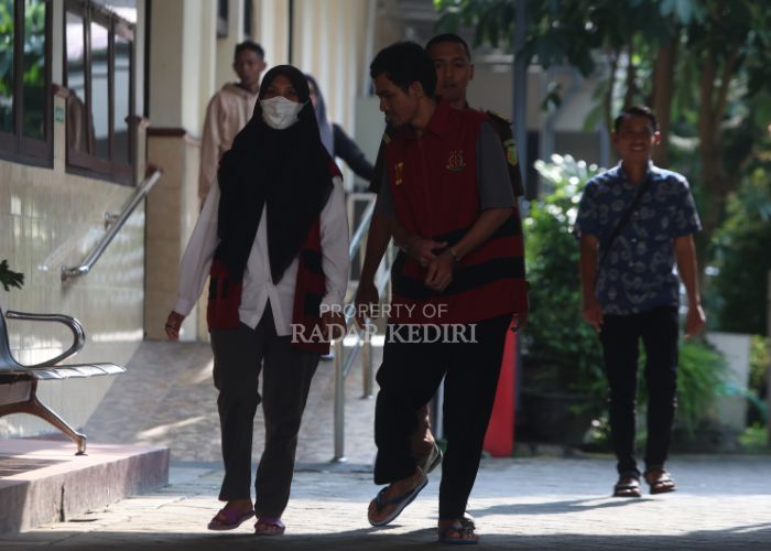 JATUHI HUKUMAN: Terdakwa Danang dan Minatun seusai menjalani sidang putusan di PN Kabupaten Kediri. Mereka divonis 9,5 tahun penjara.