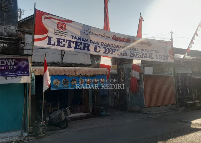 PENOLAKAN: Baliho dan spanduk penolakan dipasang warga Kemasan sebagai bentuk penolakan.