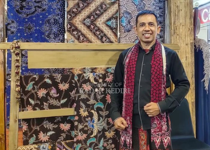 Adi Wahyono, pembuat batik asal Desa Menang Pagu.