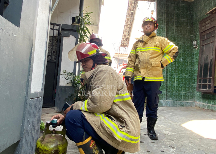 SIGAP: Petugas Damkar Kota Kediri memeriksa tabung elpiji yang terbakar di Kelurahan Jamsaren, Pesantren.