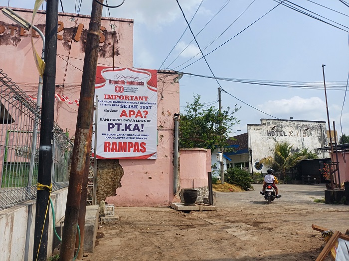 Warga Kelurahan Kemasan, Kota Kediri memasang beberapa baliho melawan rencana penggusuran oleh PT KAI.