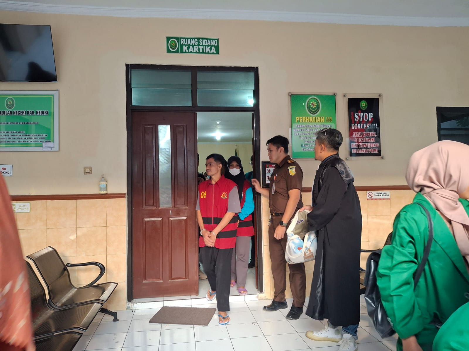 SIAP SIDANG: Pasutri terdakwa percobaan bunuh diri saat di Pengadilan Negeri Kabupaten Kediri