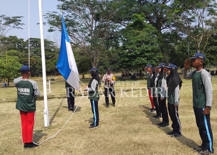 PERSIAPAN MATANG: Paskibraka Gampengerejo mengibarkan bendera latihan di lapangan Bendungan Gerak Waruturi.