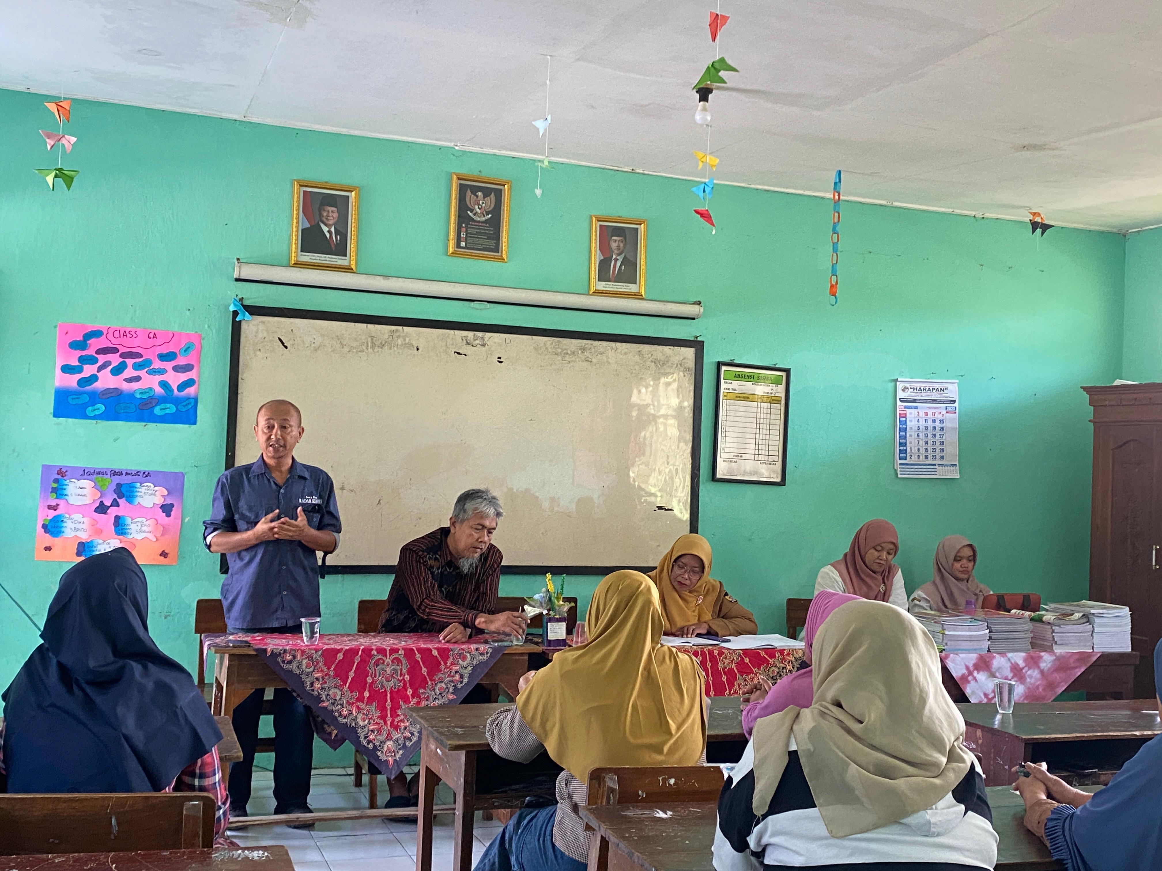 Endro Purwito dari Jawa Pos Radar Kediri memberi paparan pelaksanaan KKA di depan orang tua murid SDN Ketami 2, Pesantren (12/8).