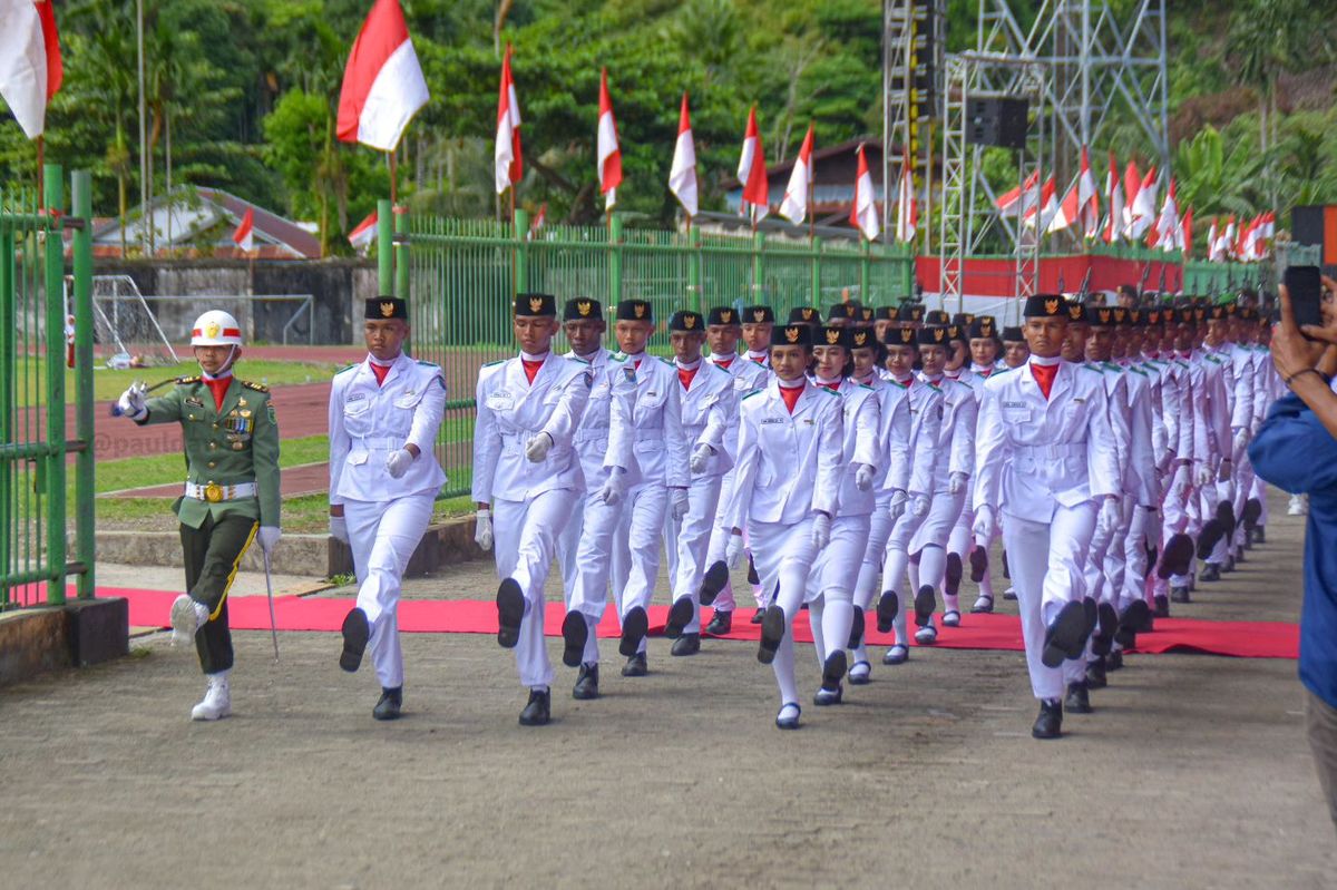 Masyarakat mulai menyiapkan berbagai kebutuhan untuk upacara bendera, termasuk naskah pidato.