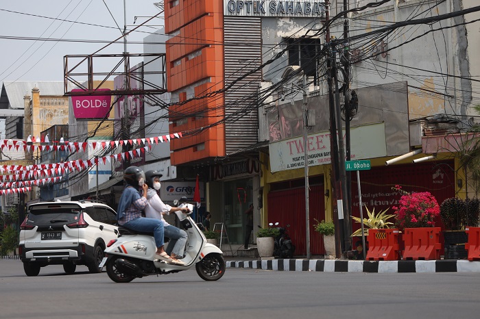 Dinas Pekerjaan Umum dan Penataan Ruang (PUPR) Kota Kediri mencabut beberapa tiang di simpang empat Bank Indonesia (BI).