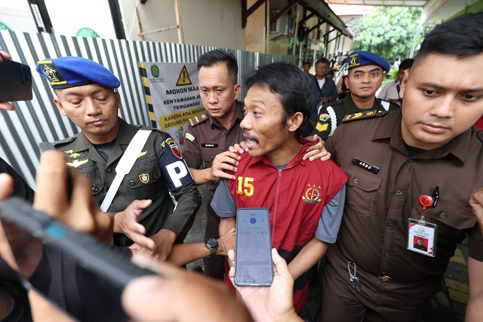 Yusa Cahyo Utomo, 35, pembunuh satu keluarga di Desa Pandantoyo, Ngancar pada 4 Desember 2024 lalu memberi keterangan kepada wartawan.
