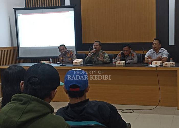 Sosialisasi kepada bos karaoke dan kafe oleh Satpol PP dan pihak terkait.