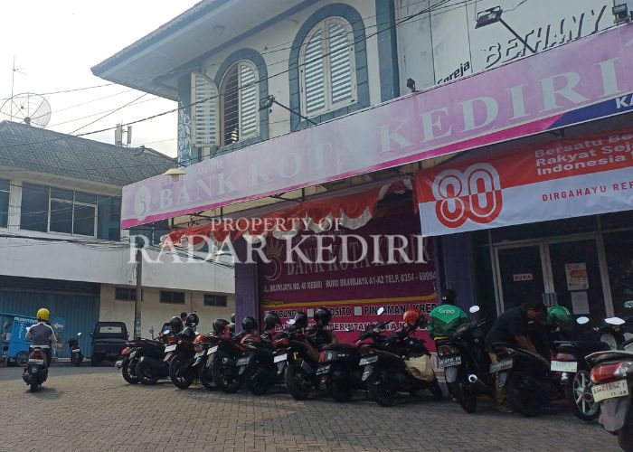 BERUBAH FUNGSI: Halaman Ruko Brawijaya ramai dipakai untuk tempat parkir kendaraan roda dua.