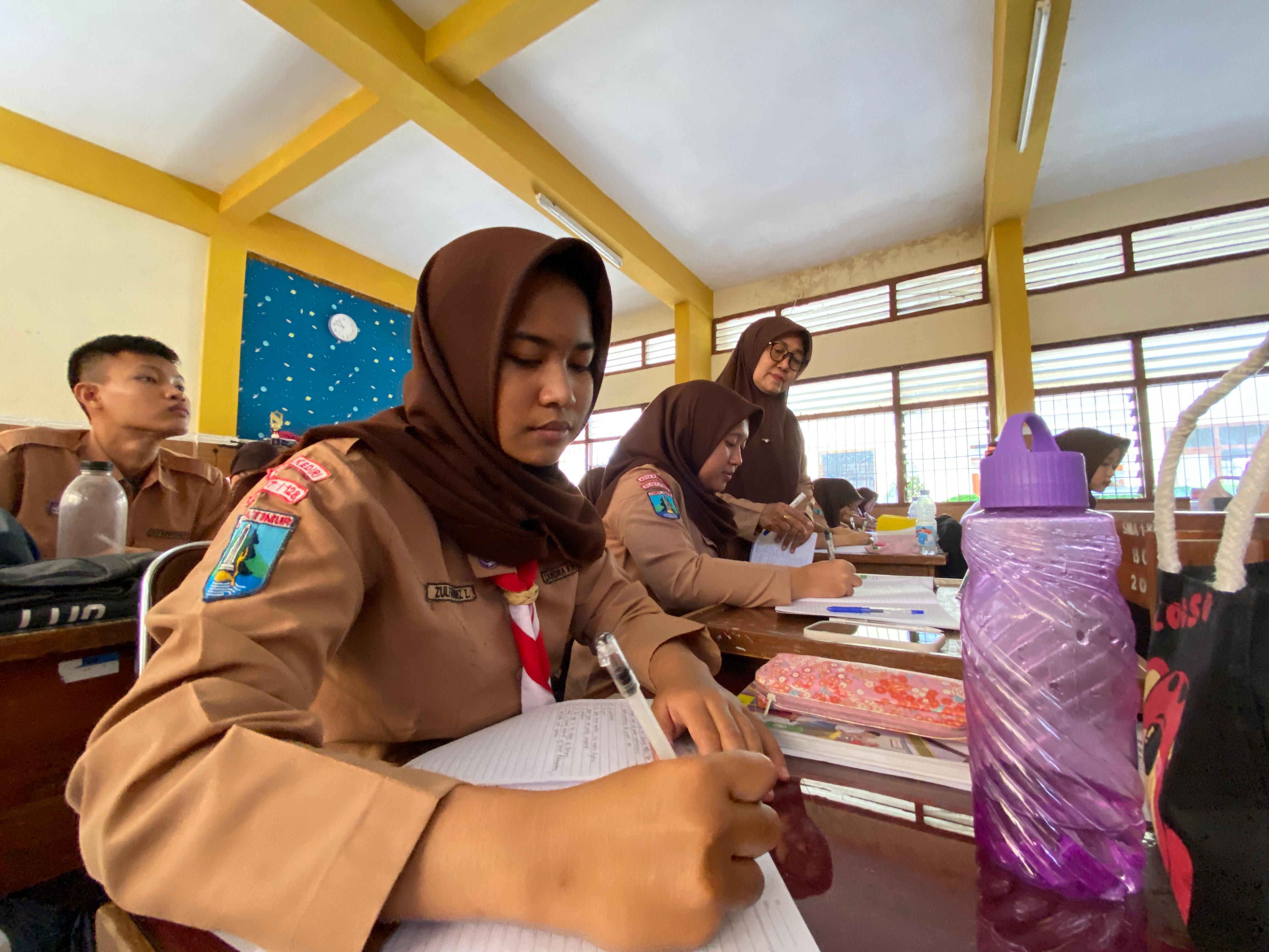 Siswa kelas XII SMAN 1 Kediri mengikuti pembelajaran di kelas. Mereka siap mengikuti Kompetisi Kompetensi Akademik (KKA) sebagai ajang try out Tes Kompetensi Akademik (TKA).