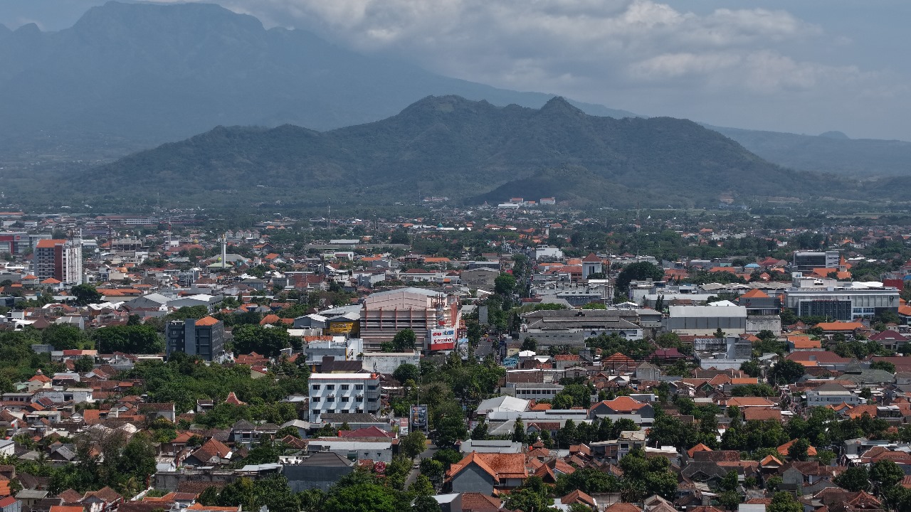 Kawasan padat penduduk di Kecamatan Kota Kediri difoto dari udara. Tahun ini pemkot mematok capaian PBB-P2 sebesar Rp 32,5 miliar.