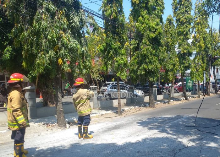 Kabel listrik di Kota Kediri terbakar.