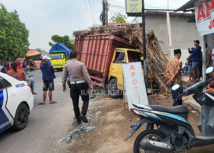 Laka truk vs Honda Vario di Ngasem Kediri.