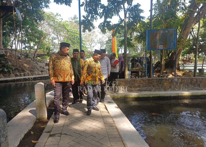 Rombongan Kakanwil Jatim meninjau Sumber Jiput Kota Kediri.