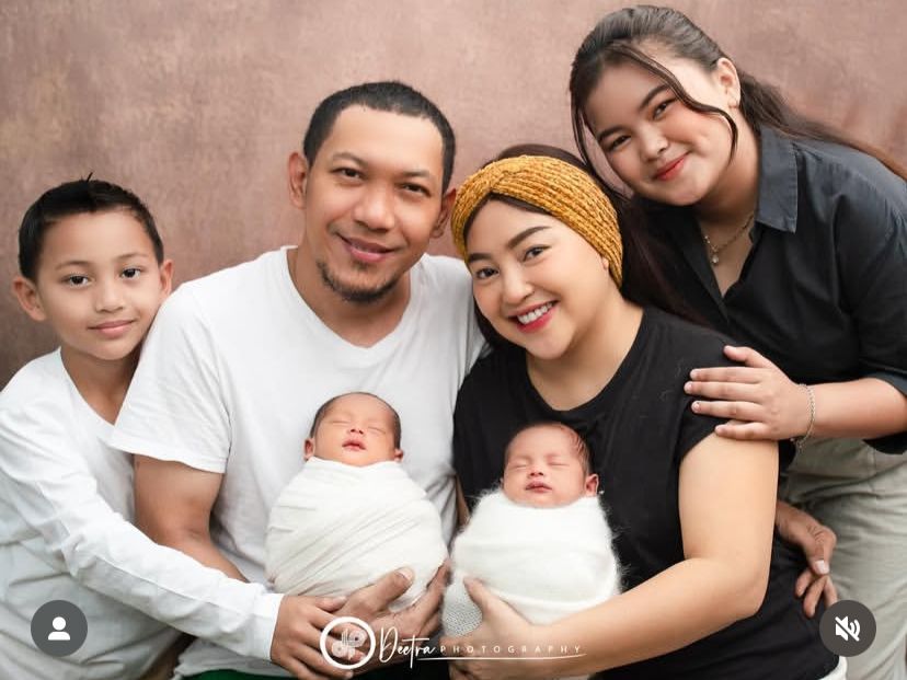 Kepergian Mpok Alpa menyisakan suami, Ajie Darmaji, dan empat anak, termasuk bayi kembar laki-laki yang baru berusia 10 bulan.
