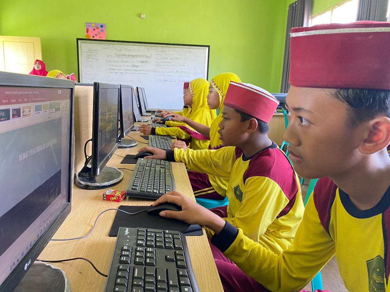Siswa MIN 1 Kediri mengikuti pembelajaran komputer di laboratorium. Siswa kelas VI siap mengikuti KKA yang digelar Jawa Pos Radar Kediri awal September nanti.