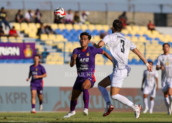 Wigi Pratama beraksi saat Persik Kediri versus Madura United FC.