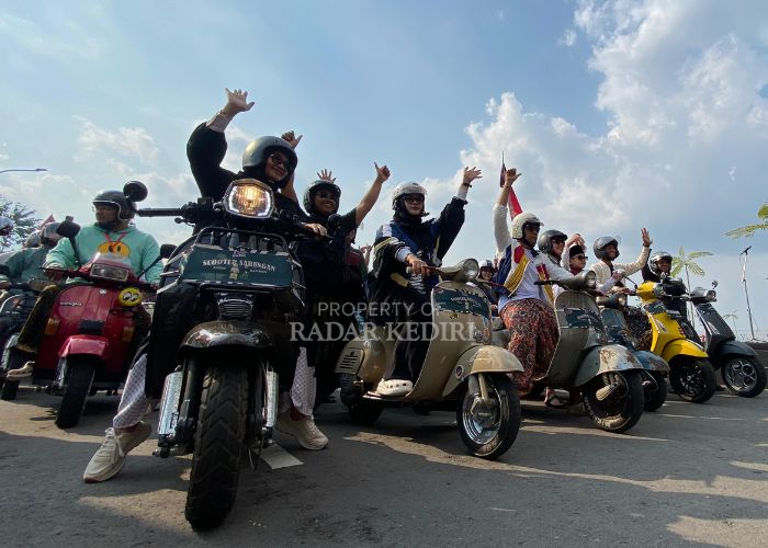 MERIAH: Gus Kautsar bersama ribuan scooterist bersarung Bersiap berkeliling Kediri dimulai dari Bandara Dhoho sebagai peringatan satu tahun Teras Gubuk, kemarin.
