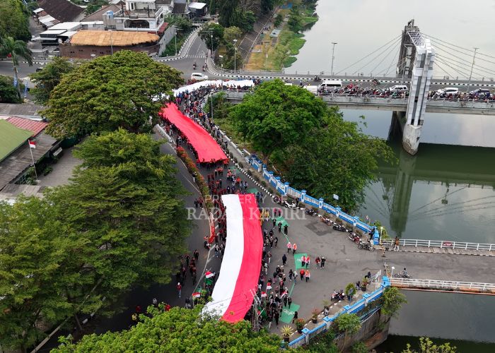 Wali Kota Vinanda dan Ribuan Anak Muda Arak Bendera Merah Putih Raksasa dari Balai Kota&nbsp;Menuju Puncak Gunung Klotok.