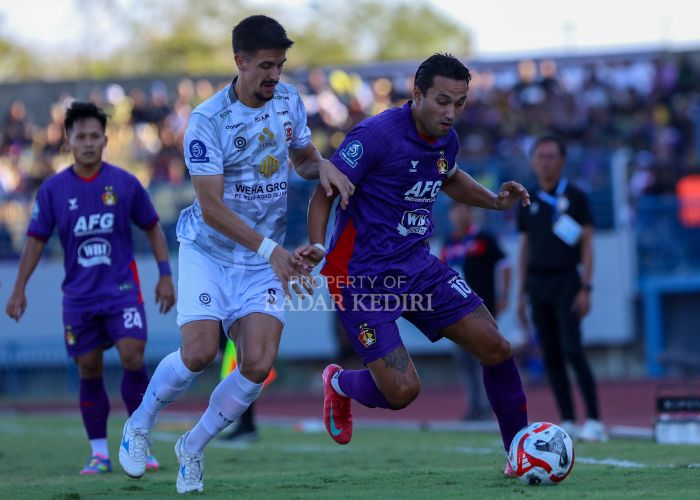 Persik Kediri saat menjamu Madura United di GJS Gresik.