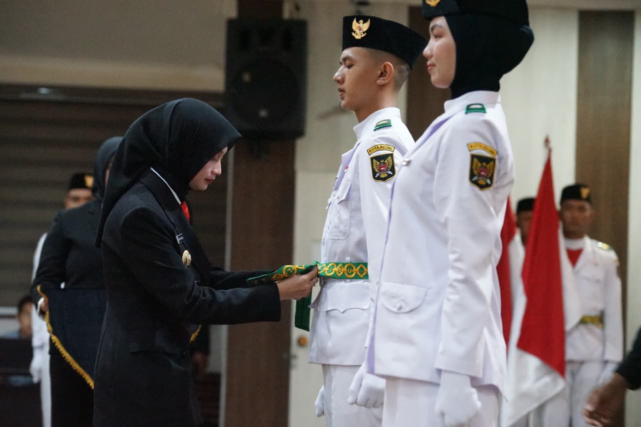 KHIDMAT: Wali Kota Kediri Vinanda Prameswati mengukuhkan anggota Paskibraka Kota Kediri di Ruang Joyoboyo pada Jumat (15/8).