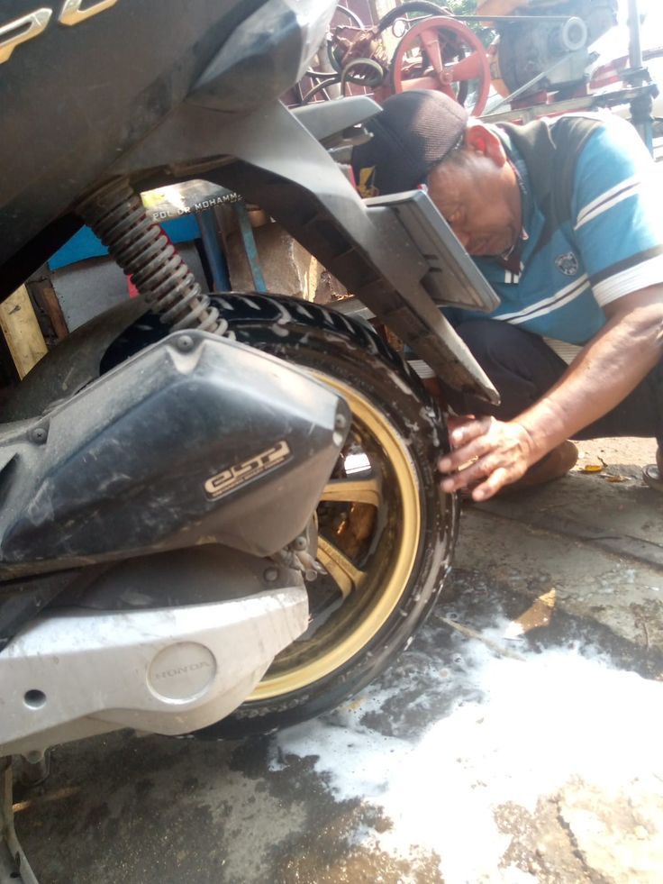 &nbsp;Ilustrasi pemeliharaan ban motor.
