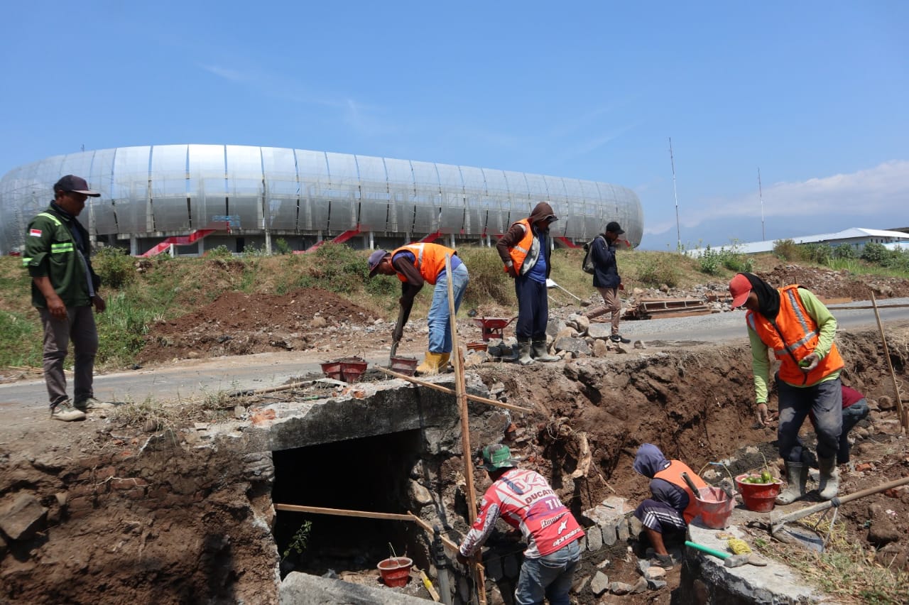 Pekerja CV Wira Buana Consultant mengerjakan proyek akses jalan ke Stadion Gelora Daha Jayati Kediri, Jumat (16/8/2025).