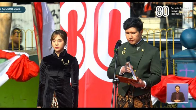 Potret Youtuber Windah Basudara saat jadi pembina upacara.