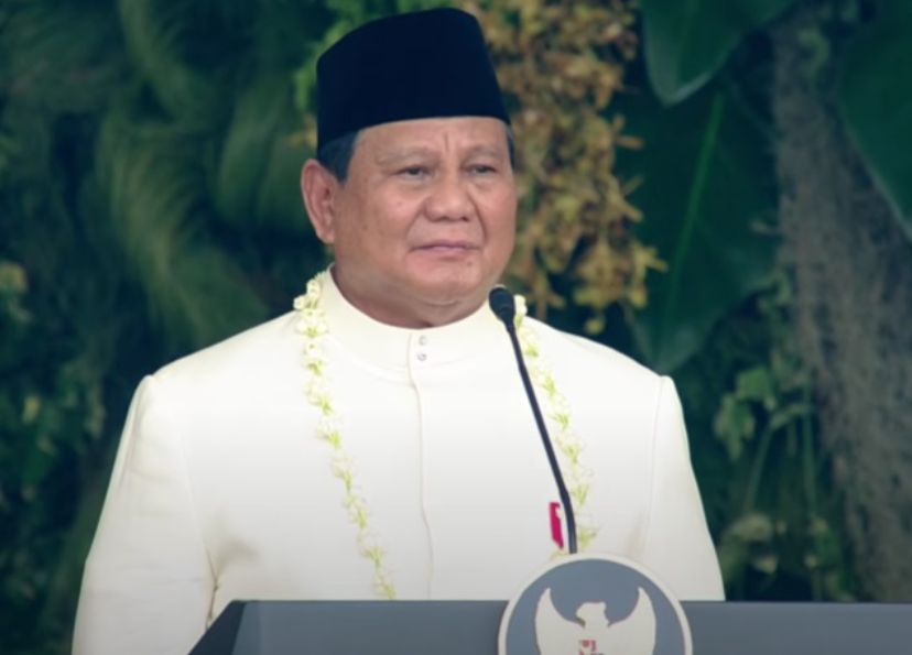 Presiden Prabowo Subianto yang mengenakan baju adat Demang berwarna putih gading saat memimpin Upacara Detik-Detik Proklamasi HUT ke-80 RI di Istana Merdeka, Jakarta, pada Minggu, 17 Agustus 2025.