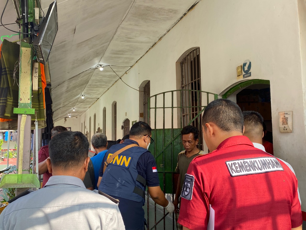 Petugas Lapas Kelas IIA Kediri memeriksa para warga binaan pemasyarakatan.