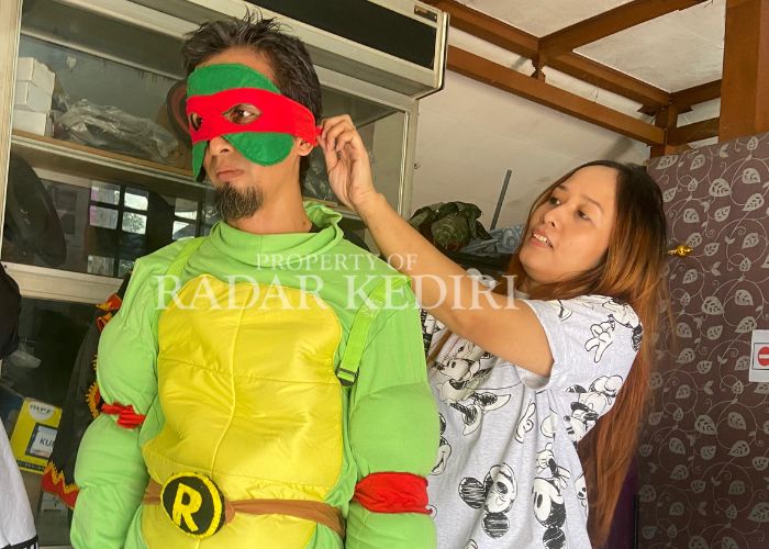 LARIS: Salah satu kostum yang disewakan untuk ikut festival atau karnaval.
