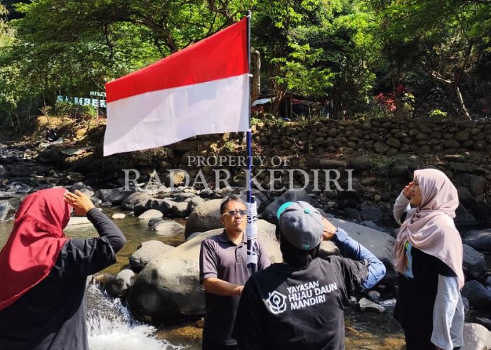 JAGA SUNGAI: Aktivis lingkungan mengibarkan bendera merah putih di hari kemerdekaan.