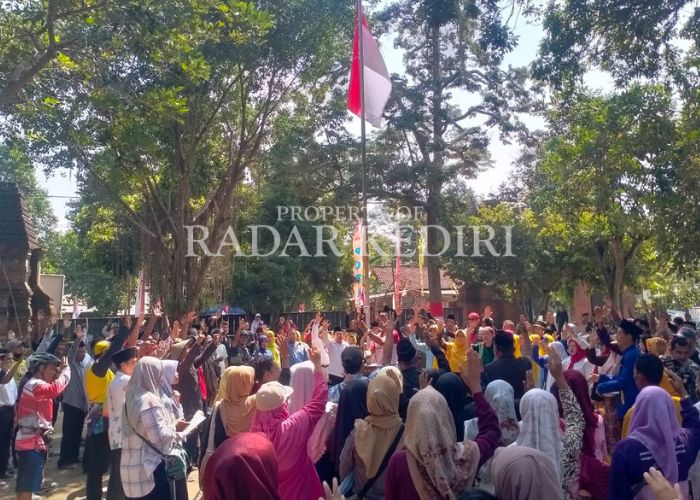 AGUSTUSAN: Upacara pengibaran bendera di Dalem Pojok Wates.