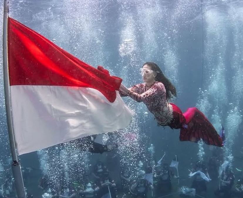 Gubernur Sherly Tjoanda memimpin pengibaran Bendera Merah Putih di dasar laut Sulamadaha, Ternate, Sabtu (9/8/2025).