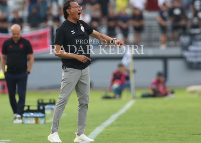 PELATIH: Ong memberi instruksi dari tepi lapangan.