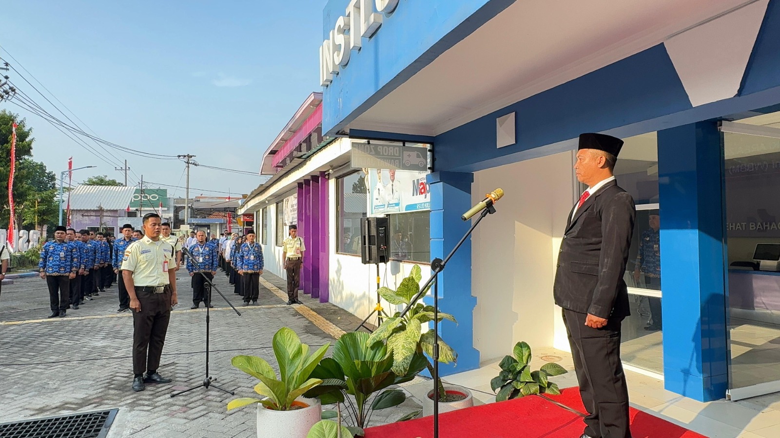 Kepala bagian umum, Sudariono, SKM. M.AP menjadi inspektur upacara.