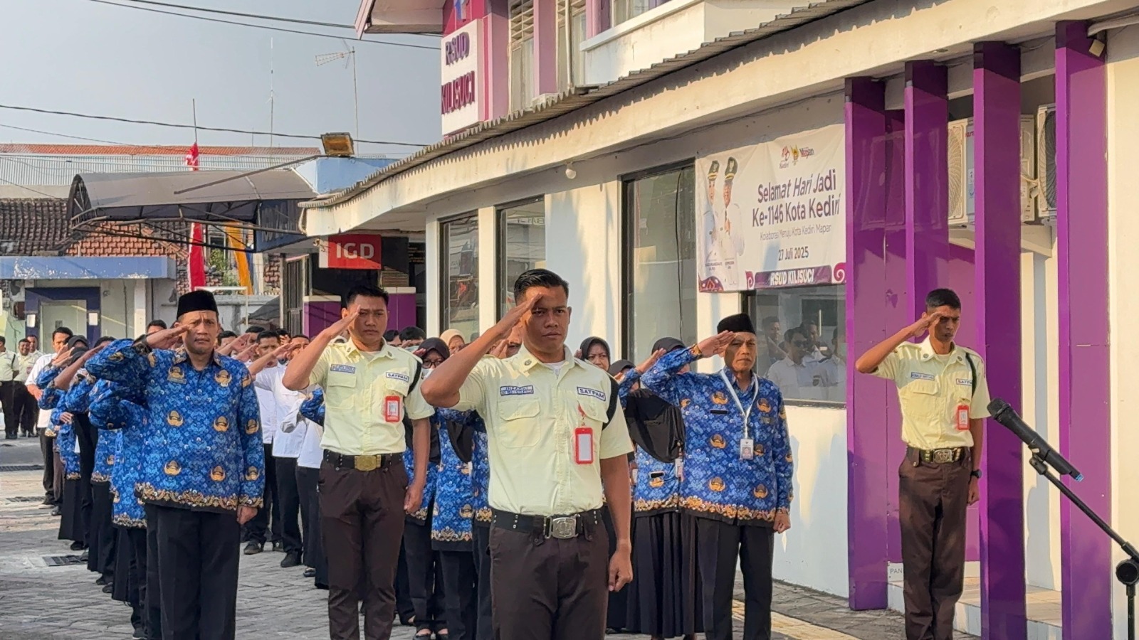 Rumah Sakit Umum Daerah (RSUD) Kilisuci menggelar upacara 17 Agustus.