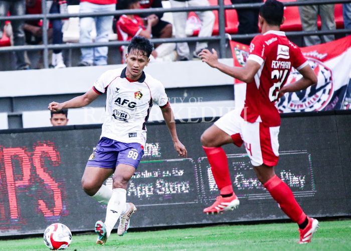 ADU SKILL: Yandi Sofyan menggiring bola saat menghadapi Bali United. 