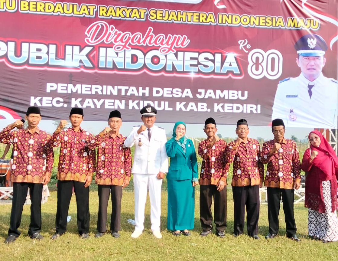 Kades Jambu Agus Joko Susilo berfoto bersama usai upacara peringatan HUT ke-80 Republik Indonesia.