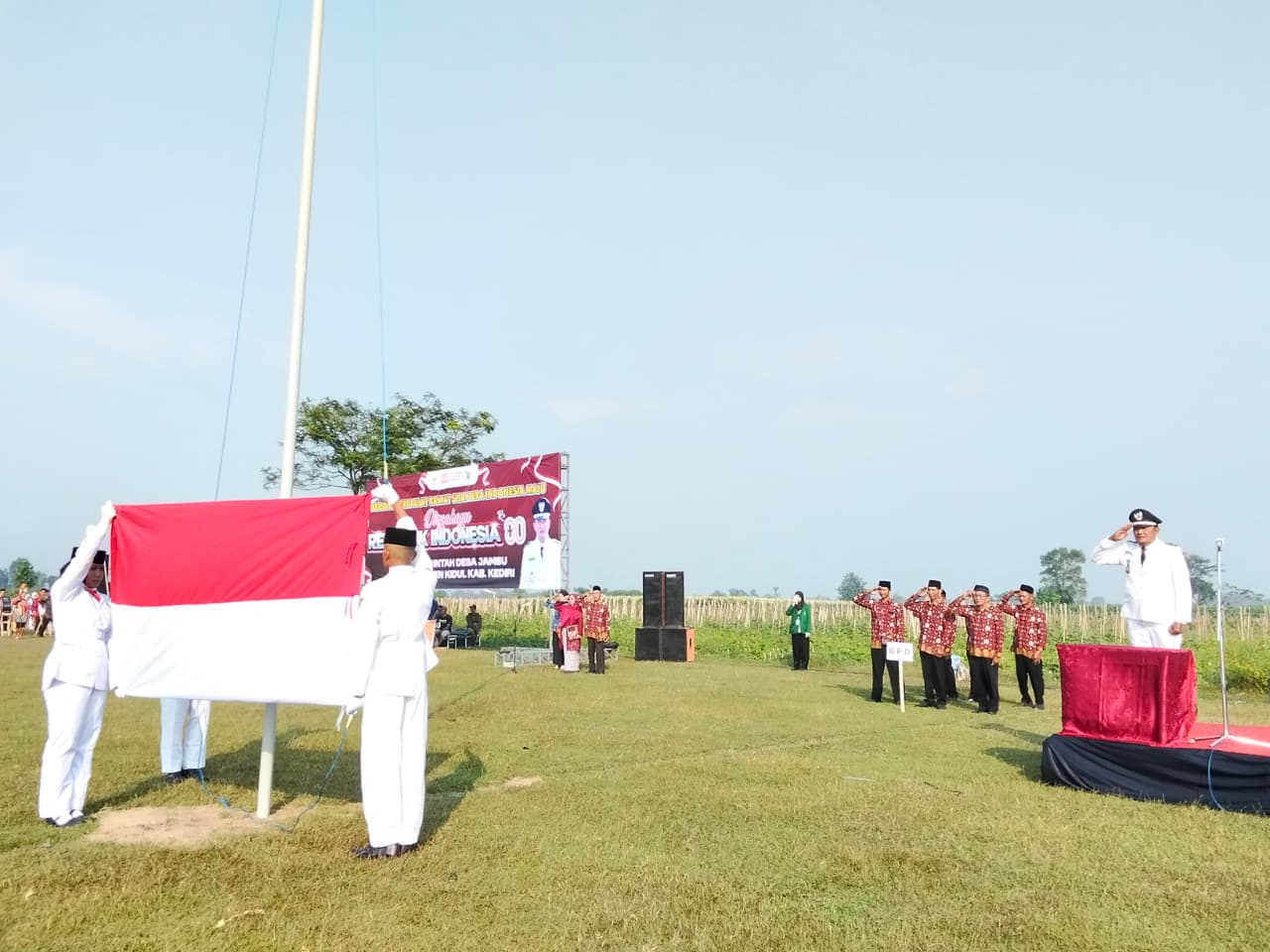 NASIONALIS: Kades Jambu Agus Joko Susilo menjadi inspektur upacara di Lapangan Desa Jambu yang diikuti oleh ribuan peserta.