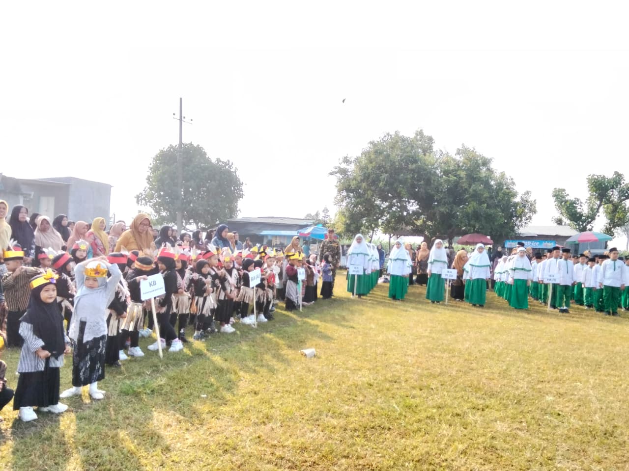 Peserta upacara di Lapangan Desa Jambu mencapai ribuan orang.