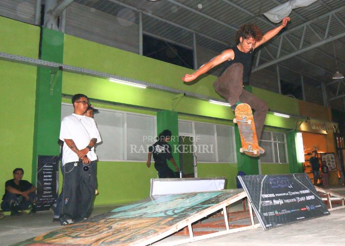 Salah seorang skateboarder beraksi di Pasar Setonobetek lantai 2 Kota Kediri.