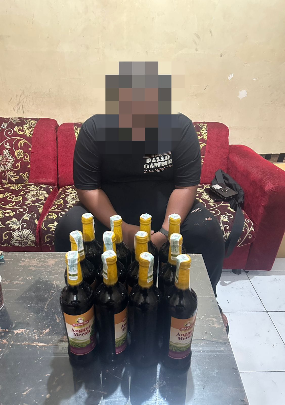 Salah seorang penjual miras tanpa izin diamankan polisi.