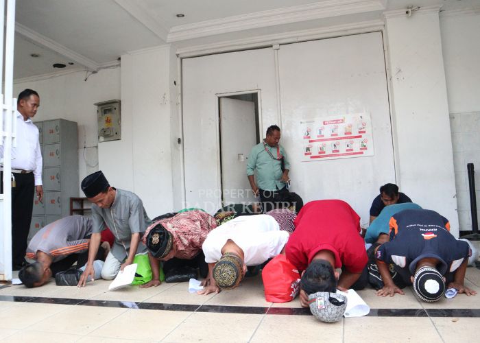 BERSYUKUR: Sebanyak 19 narapidana melakukan sujud di depan lapas usai bebas setelah mendapat remisi kemerdekaan (17/8).