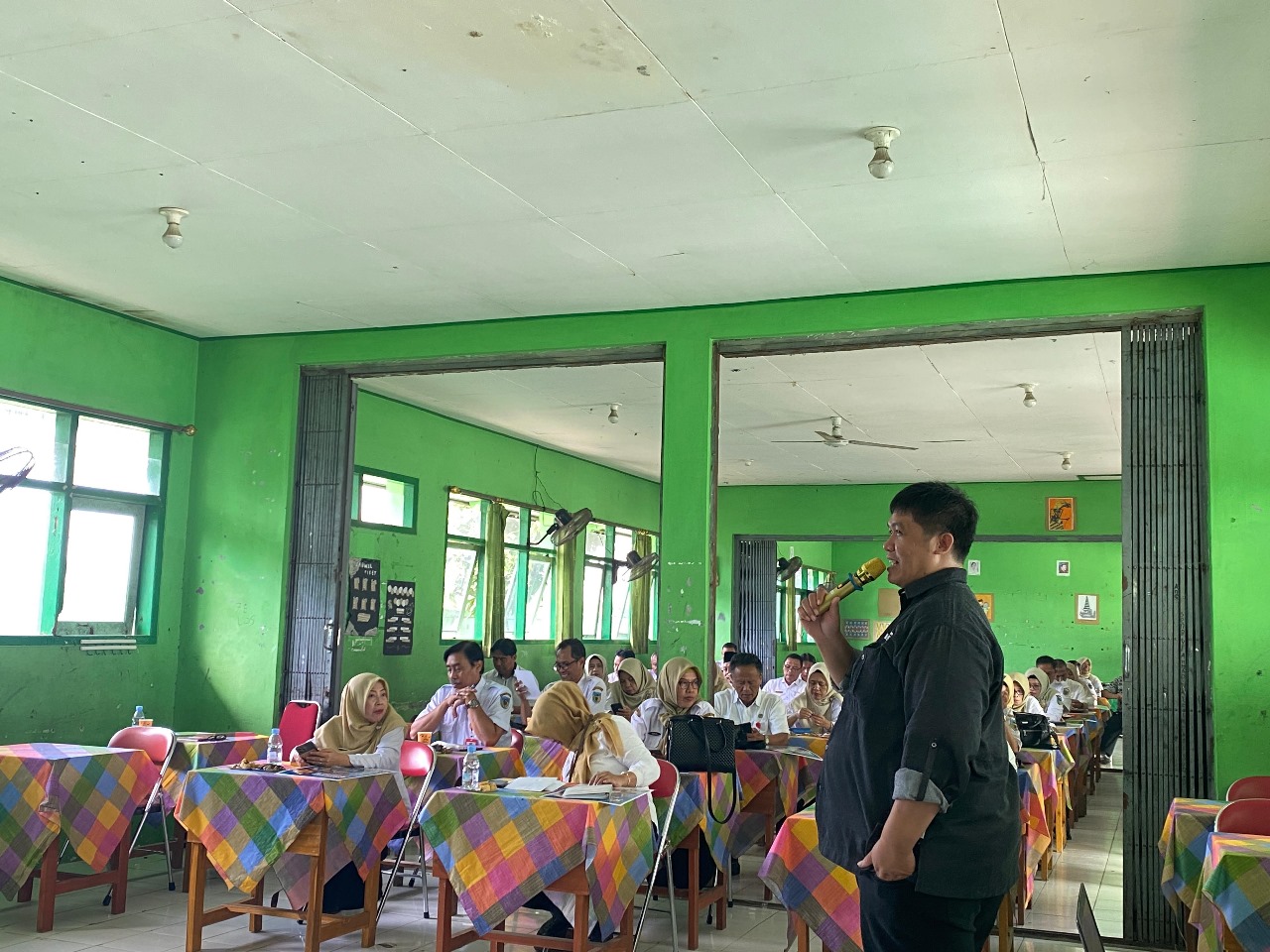 Manajer Pemasaran Jawa Pos Radar Kediri Heri Muda Setiawan melakukan sosialisasi Kompetisi Kompetensi Akademik (KKA) di SMPN 2 Kras.